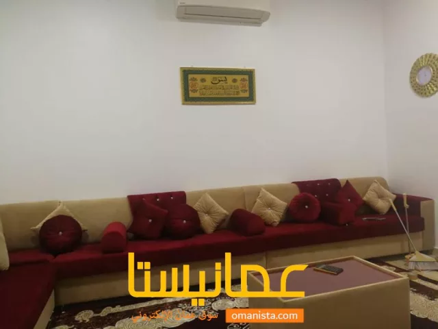 للبيع طقم مجلس أرضي أنيق وراقي - بحالة ممتازة