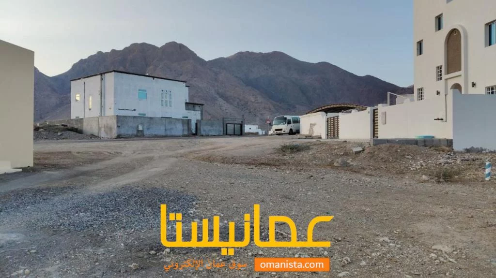 للبيع ارض سكنية في العامرات مرتفعات 8/1 جنبها منزل