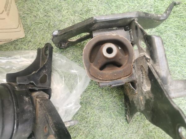 كراسي مكينة ياريس بحالة ممتازة جدا