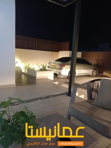 سائق مع سيارة خاصة للمشاوير في مسقط