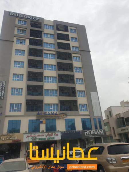 للايجار شقة ممتازة في شارع المزون في الخوض بالقرب من جامع السيدة