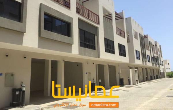 فيلا للبيع في مسقط السيب-سور الحديد بالقرب من شاطيء السيب