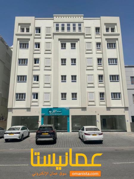 للايجار شقة نظيفة وممتازة في بناية سكنية جديدة في الخوض السادسة 