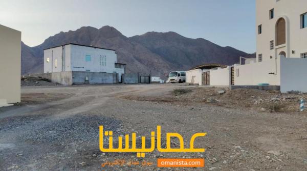 للبيع ارض سكنية في العامرات مرتفعات 8/1 جنبها منزل