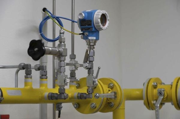 تركيب وتوصيل أنابيب الغاز الطبيعي المسال