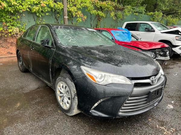 *كامري 2017 LE اسود داخل سلفر حادث جانبي بسيط جدا ايرباجات و