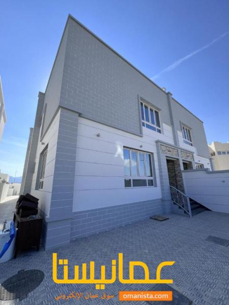 فيلا راقية للبيع  في العامرات مرتفعات العامرات الثانية . مساحة ا