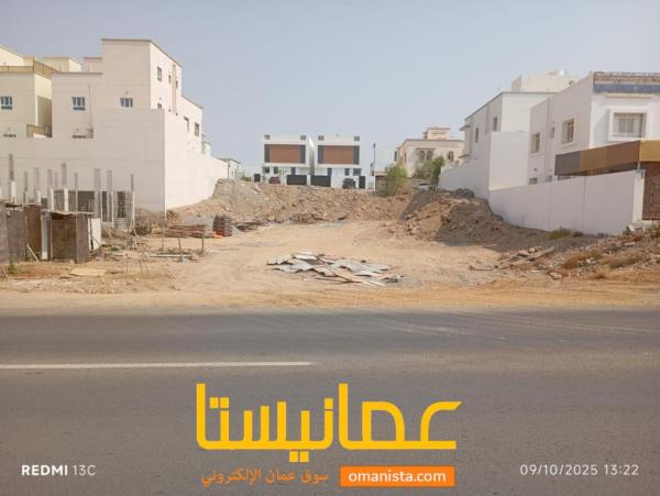 للبيع ارض سكينة في المعبيلة الرابعة بلوك 2 بواجهة تجارية