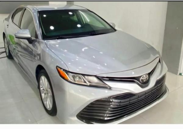 كامري للبيع فقط 2018 LE مطلوب 5400 سلفر