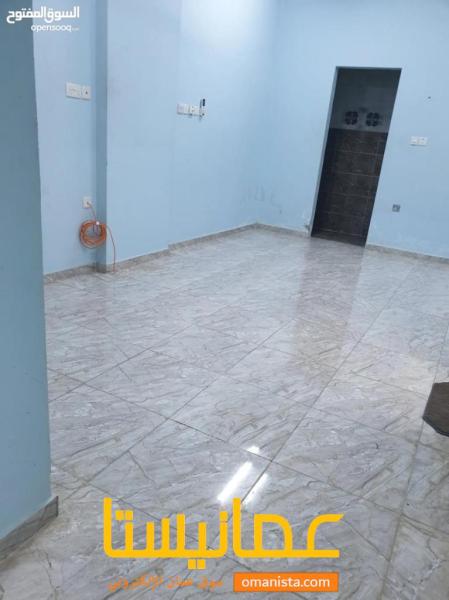 للايجار شقة بموقع ممتاز في المعبيلة الجنوبية مقابل نيستو