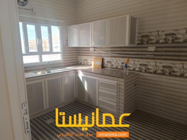 للايجار شقة ارضية في المعبيلة الجنوبية بالقرب من مسجد عزان