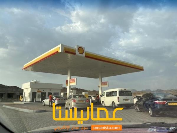 محلات تجاريه جنب محطه بترول بظبط قريب من شارع العام جنب مدرس جنب