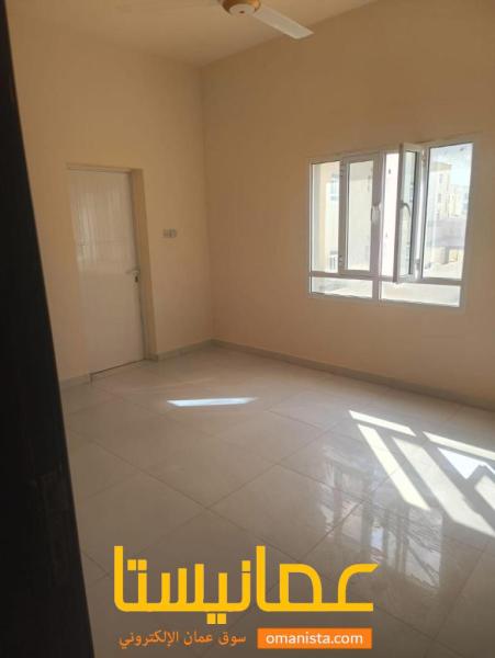 للبيع شقة ارضية في المعبيلة الجنوبية بالقرب من جامع عزان .