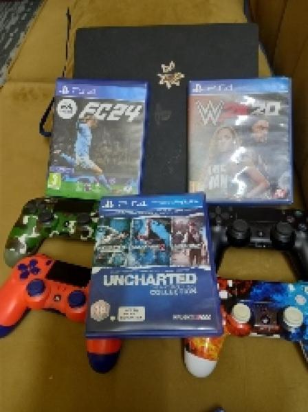 بلاستيشن 4 مع أربعه اجهزه