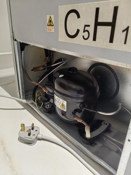 ثلاجة AKAI باب واحد بحالة ممتازة