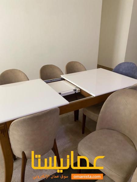 ثمانية كراسي غرفة الطعام في حالة جيدة جدا