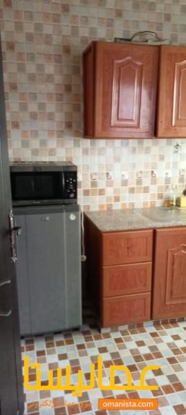 للبيع شقة ممتازة ومؤثثة في المعبيلة الجنوبية الثامنة خلف الصناعي