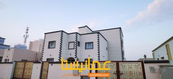 للبيع فله وثلاث شقق