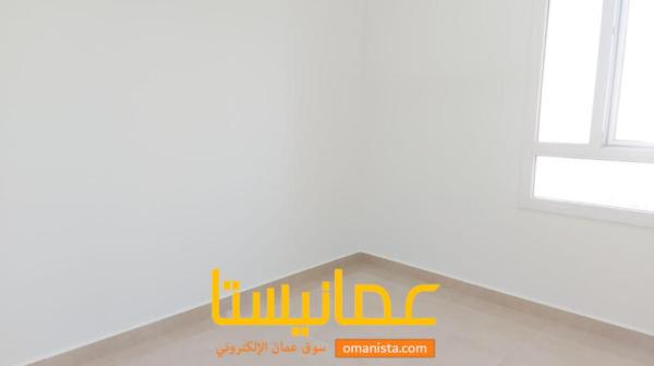 للايجار غرفة واسعة مع دورة مياه في الطابق الثاني في المعبيلة