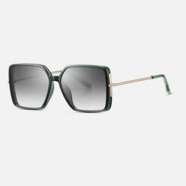 نظارة شمسية نسائية بلون أخضر.