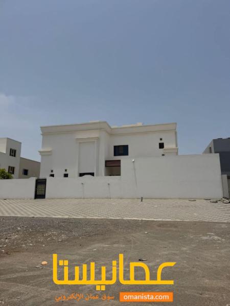 فيلا راقية للبيع في الخوض الثانية