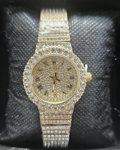 ساعة نسائية متوفرة للتسليم