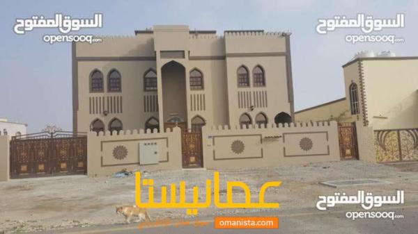 فلة بنظام طابقين ونصف بمدخلين مستقلين بحيث يمكن السكن فيه عائلتي