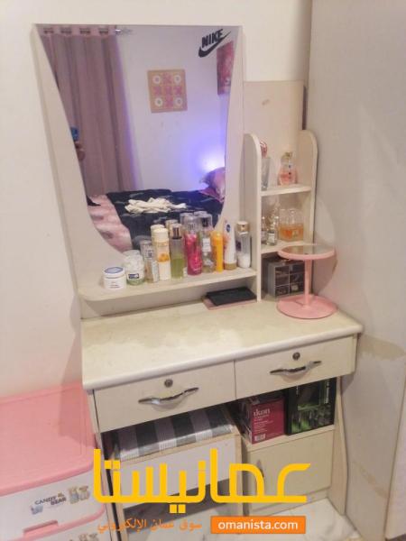 تسريحة مع خزانة ملابس