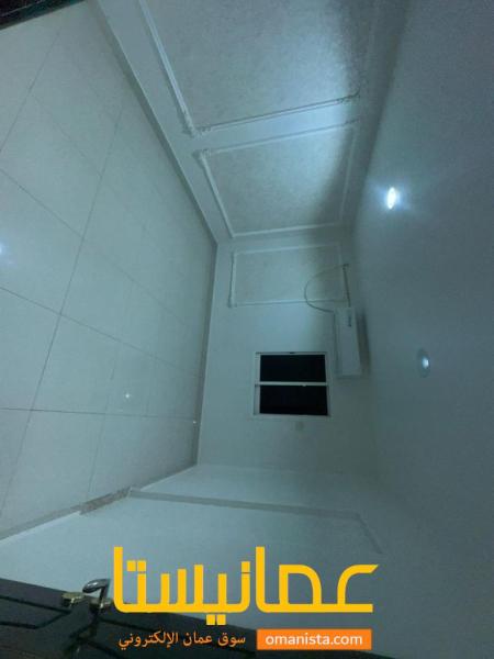 شقه ايجار سنوي في العامرات 2غرف حمامين وصاله ومطبخ بلكونه اطلاله