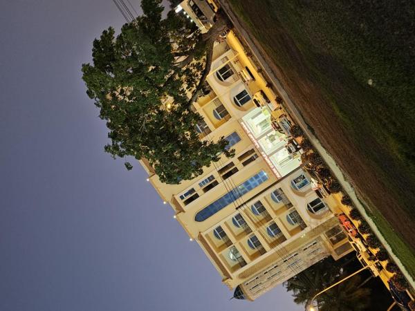 شقه فندقيه في مجمع الحديقه صلاله غرفتين وصاله مؤثثه كاملا