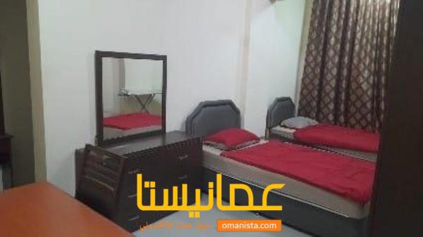 للايجار شقة مؤثثة بالكامل بموقع ممتاز ومطلة على الشارع السريع في