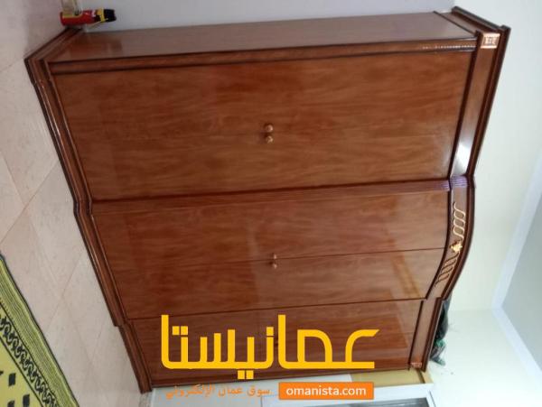 خزانة خشب ثقيل ، بحالة ممتازة