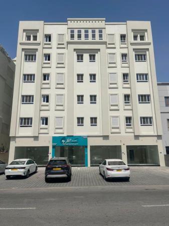 للايجار شقة نظيفة وممتازة في بناية سكنية جديدة في الخوض 6