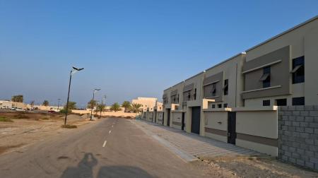 للبيع 5فلل جديده في السيب سور ال حديد