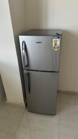 غسالة ملابس وثلاجة وسرير وخزانة ملابس ومكنسة كهربائية