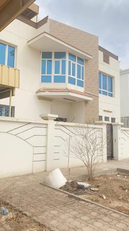 للايجار فيلا جميلة وبمساحة واسعة ب3 طوابق في المعبيلة