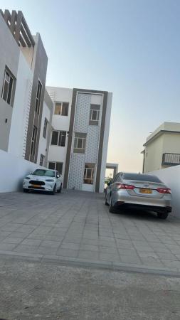 للبيع شقة أرضية جميلة وواسعة في العامرات في موقع ممتاز