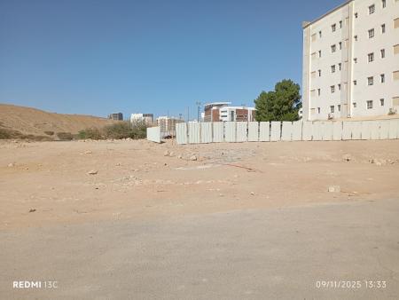 للبيع أرض سكنية في بوشر37 بها تصريح شقق
