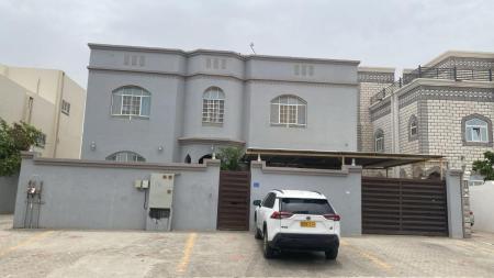 للايجار فيلا بطابقين في المعبيلة الجنوبية في شارع النزهة