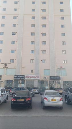 للبيع شقة ممتازة في بناية سكنية تجارية في المعبيلة