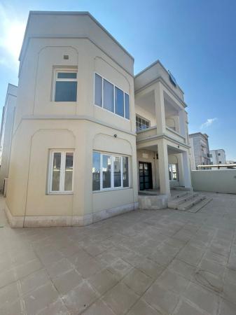 للبيع فيلا جميلة بطابقين في المعبيلة الثامنة بالقرب من جامع