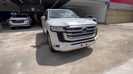 سيارة تويوتا لاند كروزر VXR موديل 2022 معروضة للبيع