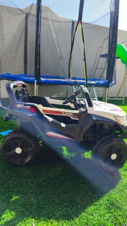 سيارة أطفال كهربائيه