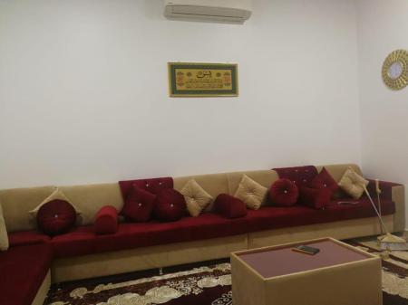 للبيع طقم مجلس أرضي أنيق وراقي - بحالة ممتازة