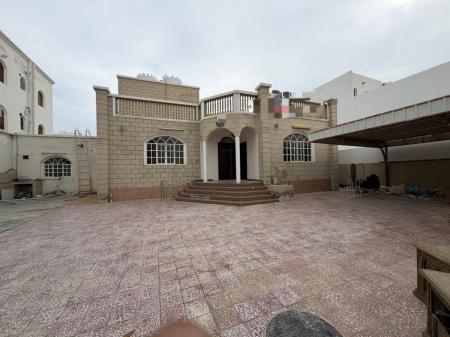 للايجار فيلا بطابق واحد وبمساحة واسعة في المعبيلة الثامنة وب