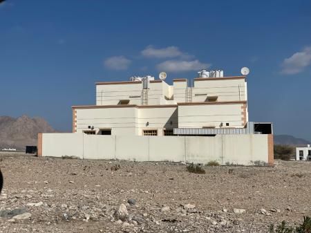 للبيع فيلا في مرتفعات التاسعة متلازقة عمر فيلا 10سنوات