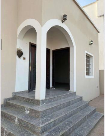 بيع مستعجلللبيع منزل في معبيله السادسه مقابل كنز هايبرماركت