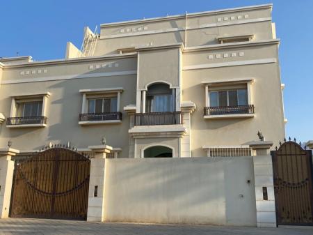 شقة أرضية بمدخل خاص وحوش واسع للإيجار - استقلالية تامة