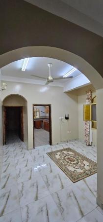 للايجار شقة جميلة وبموقع ممتاز في المعبيلة 8 وبمساحة واسعة