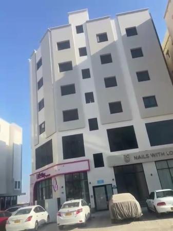 للبيع محل تجاري بموقع ممتاز في الخوض السادسة مقابل جامعة